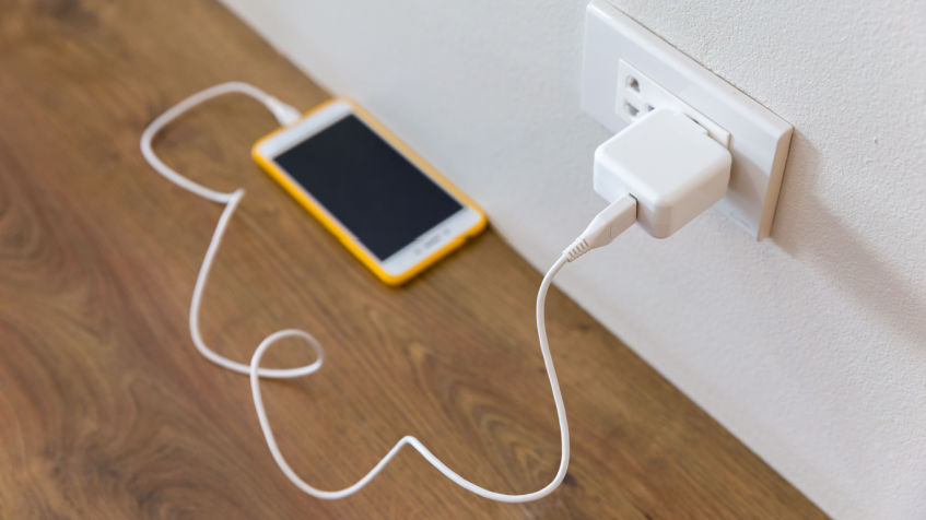 consumi caricabatterie attaccato alla presa, smartphone