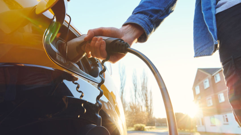 come ricaricare auto elettrica, soluzioni, a casa e in strada